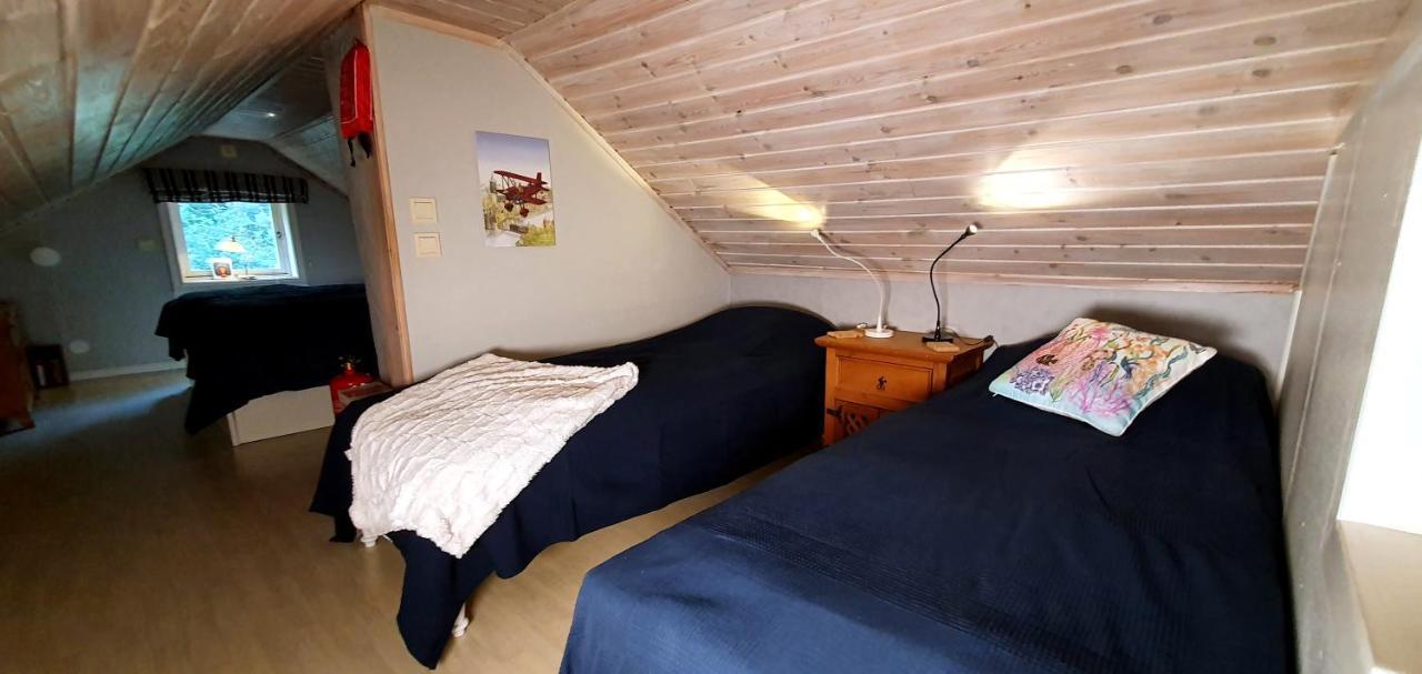 Lidsbergs Torp I Oelme Fran Ar 1910 Ett Eget Mysigt Torp Med Kakelugn, Lagt I Tak, Sovrum Med Dubbelsaeng Och 2 Enkelsaengar Pa Loft Med Snedtak Baeddsoffa I V-rum Traedgard Med Gasgrill *