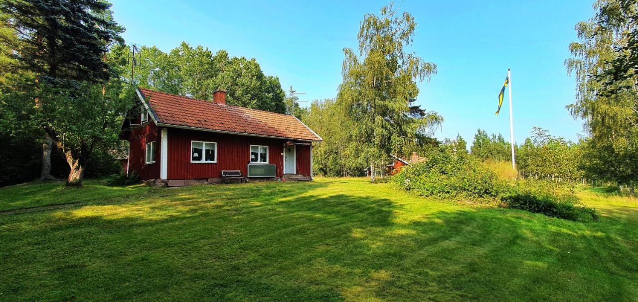 Lidsbergs Torp I Oelme Fran Ar 1910 Ett Eget Mysigt Torp Med Kakelugn, Lagt I Tak, Sovrum Med Dubbelsaeng Och 2 Enkelsaengar Pa Loft Med Snedtak Baeddsoffa I V-rum Traedgard Med Gasgrill Kristinehamn