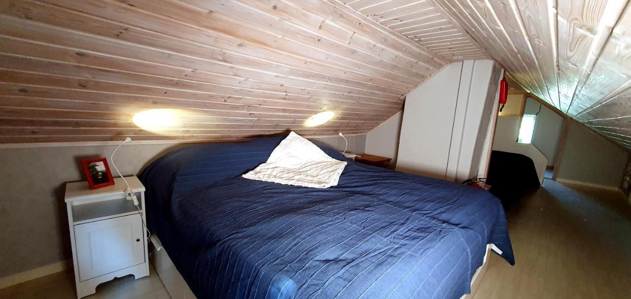 Lidsbergs Torp I Oelme Fran Ar 1910 Ett Eget Mysigt Torp Med Kakelugn, Lagt I Tak, Sovrum Med Dubbelsaeng Och 2 Enkelsaengar Pa Loft Med Snedtak Baeddsoffa I V-rum Traedgard Med Gasgrill