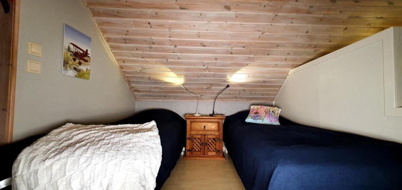 Lidsbergs Torp I Oelme Fran Ar 1910 Ett Eget Mysigt Torp Med Kakelugn, Lagt I Tak, Sovrum Med Dubbelsaeng Och 2 Enkelsaengar Pa Loft Med Snedtak Baeddsoffa I V-rum Traedgard Med Gasgrill *