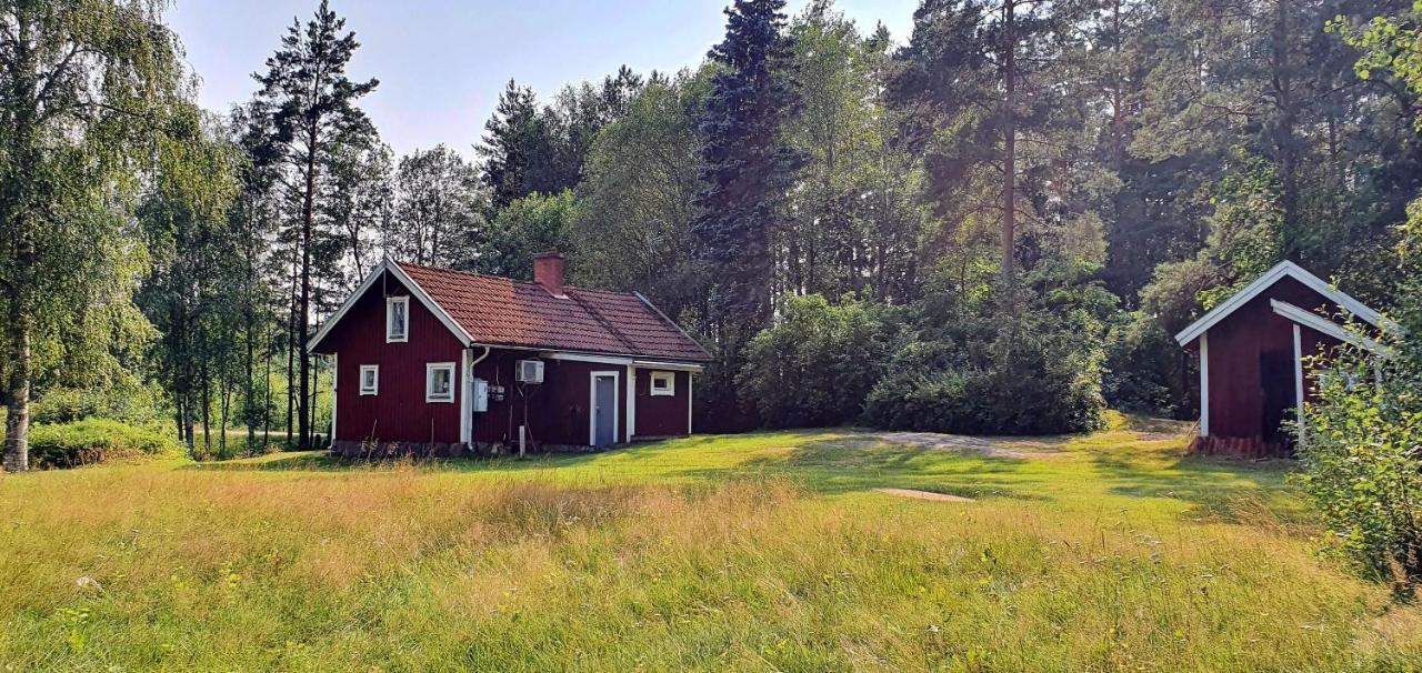 Lidsbergs Torp I Oelme Fran Ar 1910 Ett Eget Mysigt Torp Med Kakelugn, Lagt I Tak, Sovrum Med Dubbelsaeng Och 2 Enkelsaengar Pa Loft Med Snedtak Baeddsoffa I V-rum Traedgard Med Gasgrill