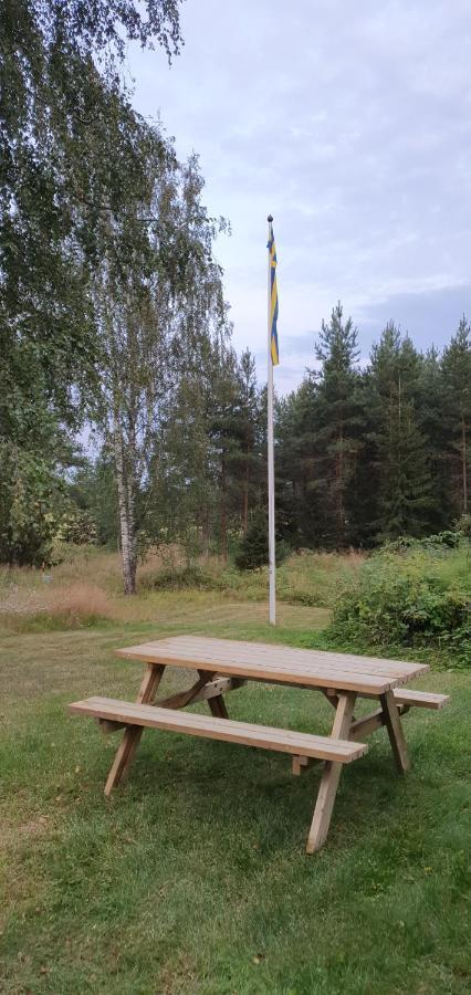 Lidsbergs Torp I Oelme Fran Ar 1910 Ett Eget Mysigt Torp Med Kakelugn, Lagt I Tak, Sovrum Med Dubbelsaeng Och 2 Enkelsaengar Pa Loft Med Snedtak Baeddsoffa I V-rum Traedgard Med Gasgrill