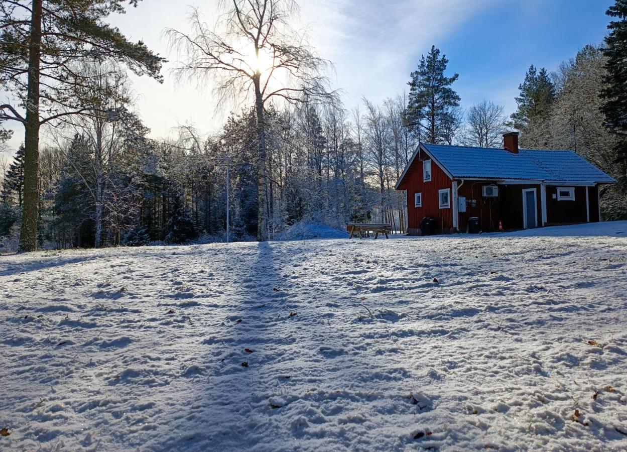 Lidsbergs Torp I Oelme Fran Ar 1910 Ett Eget Mysigt Torp Med Kakelugn, Lagt I Tak, Sovrum Med Dubbelsaeng Och 2 Enkelsaengar Pa Loft Med Snedtak Baeddsoffa I V-rum Traedgard Med Gasgrill
