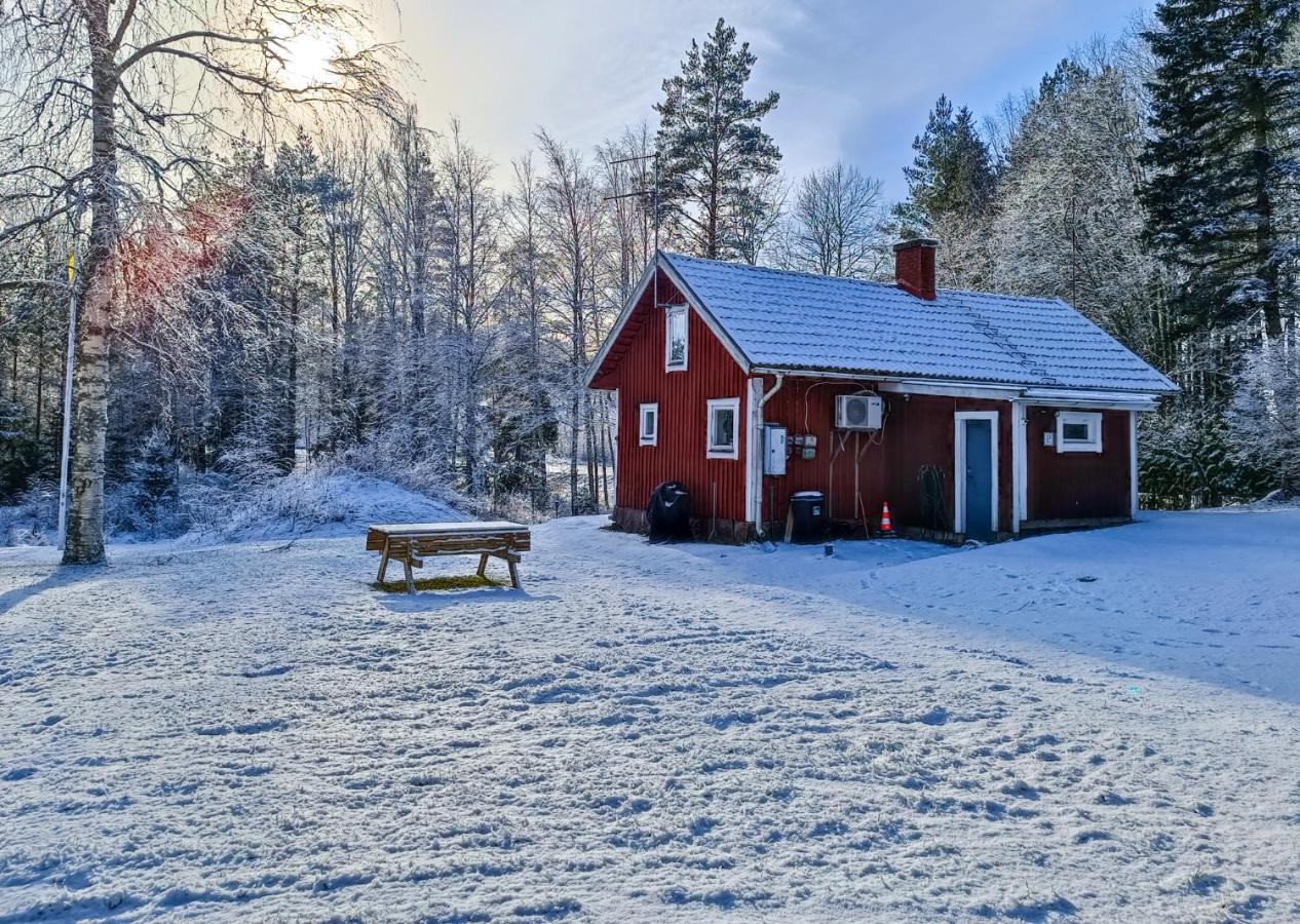 Lidsbergs Torp I Oelme Fran Ar 1910 Ett Eget Mysigt Torp Med Kakelugn, Lagt I Tak, Sovrum Med Dubbelsaeng Och 2 Enkelsaengar Pa Loft Med Snedtak Baeddsoffa I V-rum Traedgard Med Gasgrill * Kristinehamn