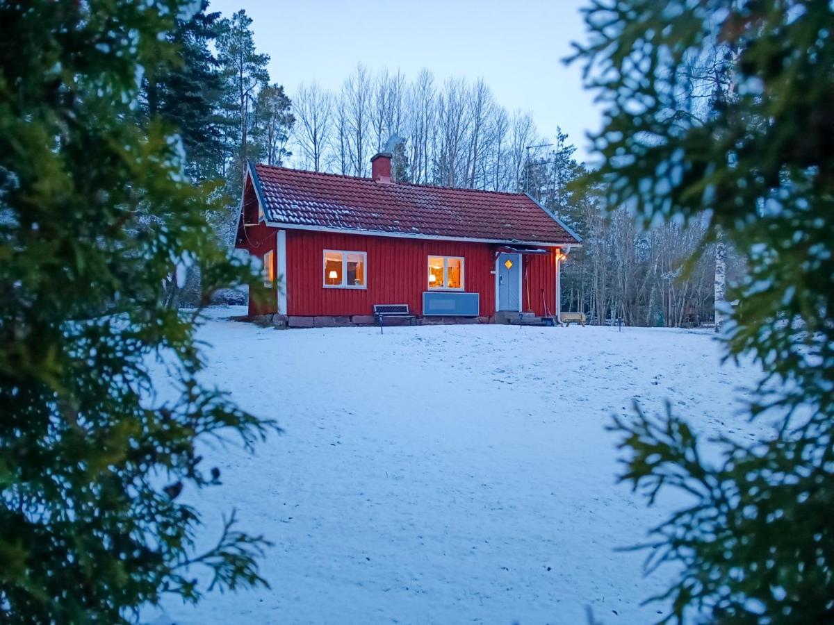 Lidsbergs Torp I Oelme Fran Ar 1910 Ett Eget Mysigt Torp Med Kakelugn, Lagt I Tak, Sovrum Med Dubbelsaeng Och 2 Enkelsaengar Pa Loft Med Snedtak Baeddsoffa I V-rum Traedgard Med Gasgrill * Kristinehamn