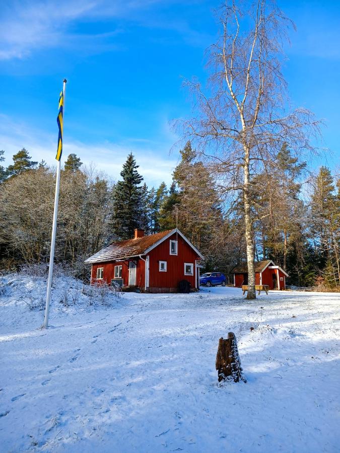 Lidsbergs Torp I Oelme Fran Ar 1910 Ett Eget Mysigt Torp Med Kakelugn, Lagt I Tak, Sovrum Med Dubbelsaeng Och 2 Enkelsaengar Pa Loft Med Snedtak Baeddsoffa I V-rum Traedgard Med Gasgrill Kristinehamn
