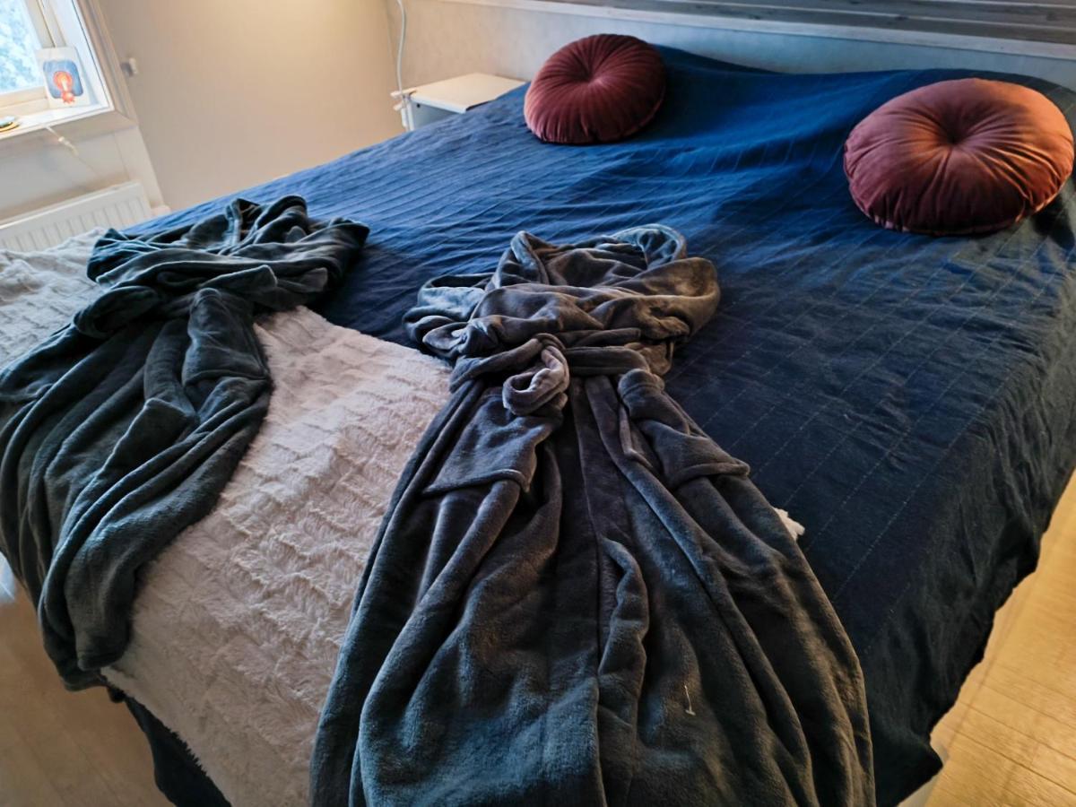 Lidsbergs Torp I Oelme Fran Ar 1910 Ett Eget Mysigt Torp Med Kakelugn, Lagt I Tak, Sovrum Med Dubbelsaeng Och 2 Enkelsaengar Pa Loft Med Snedtak Baeddsoffa I V-rum Traedgard Med Gasgrill *