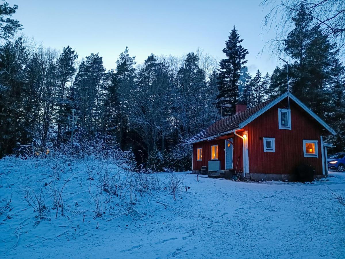 Lidsbergs Torp I Oelme Fran Ar 1910 Ett Eget Mysigt Torp Med Kakelugn, Lagt I Tak, Sovrum Med Dubbelsaeng Och 2 Enkelsaengar Pa Loft Med Snedtak Baeddsoffa I V-rum Traedgard Med Gasgrill 度假居