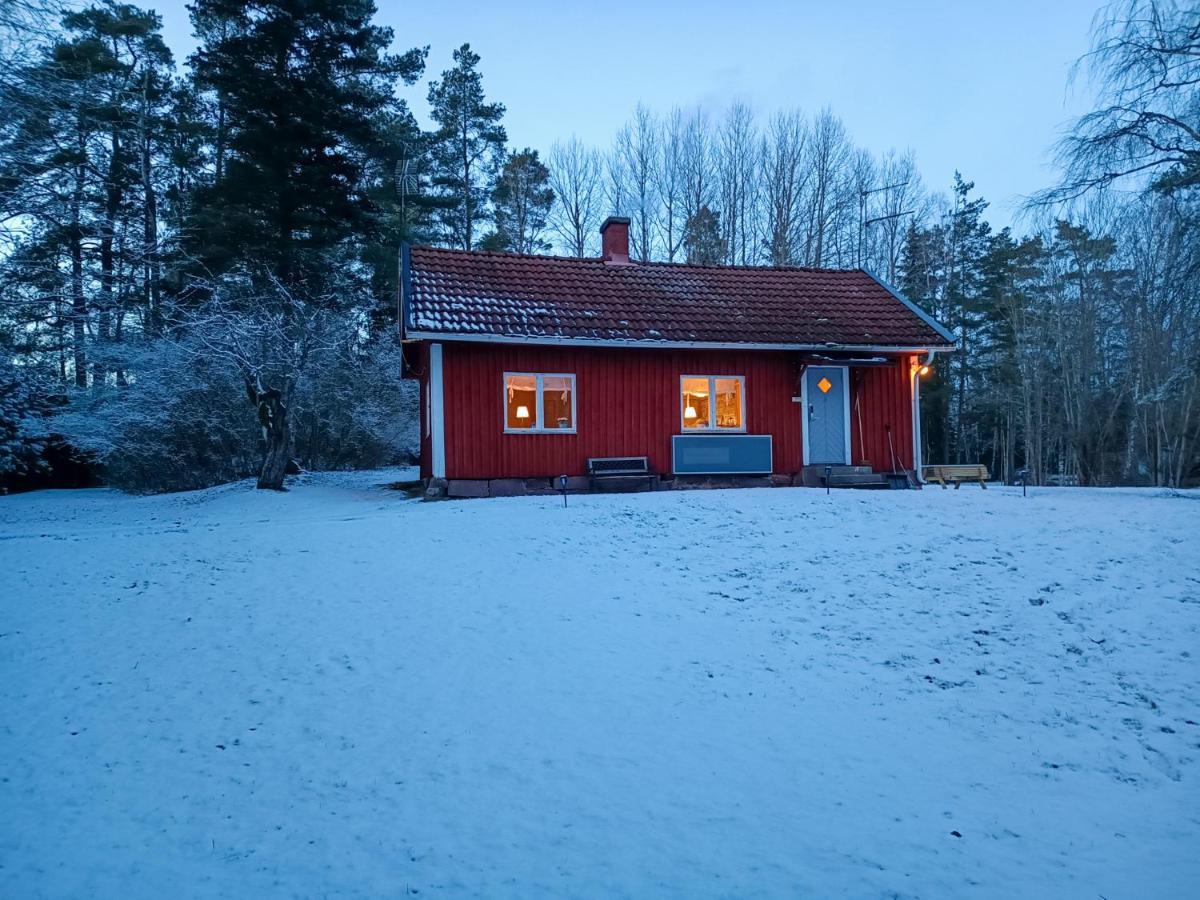 度假居 Lidsbergs Torp I Oelme Fran Ar 1910 Ett Eget Mysigt Torp Med Kakelugn, Lagt I Tak, Sovrum Med Dubbelsaeng Och 2 Enkelsaengar Pa Loft Med Snedtak Baeddsoffa I V-rum Traedgard Med Gasgrill