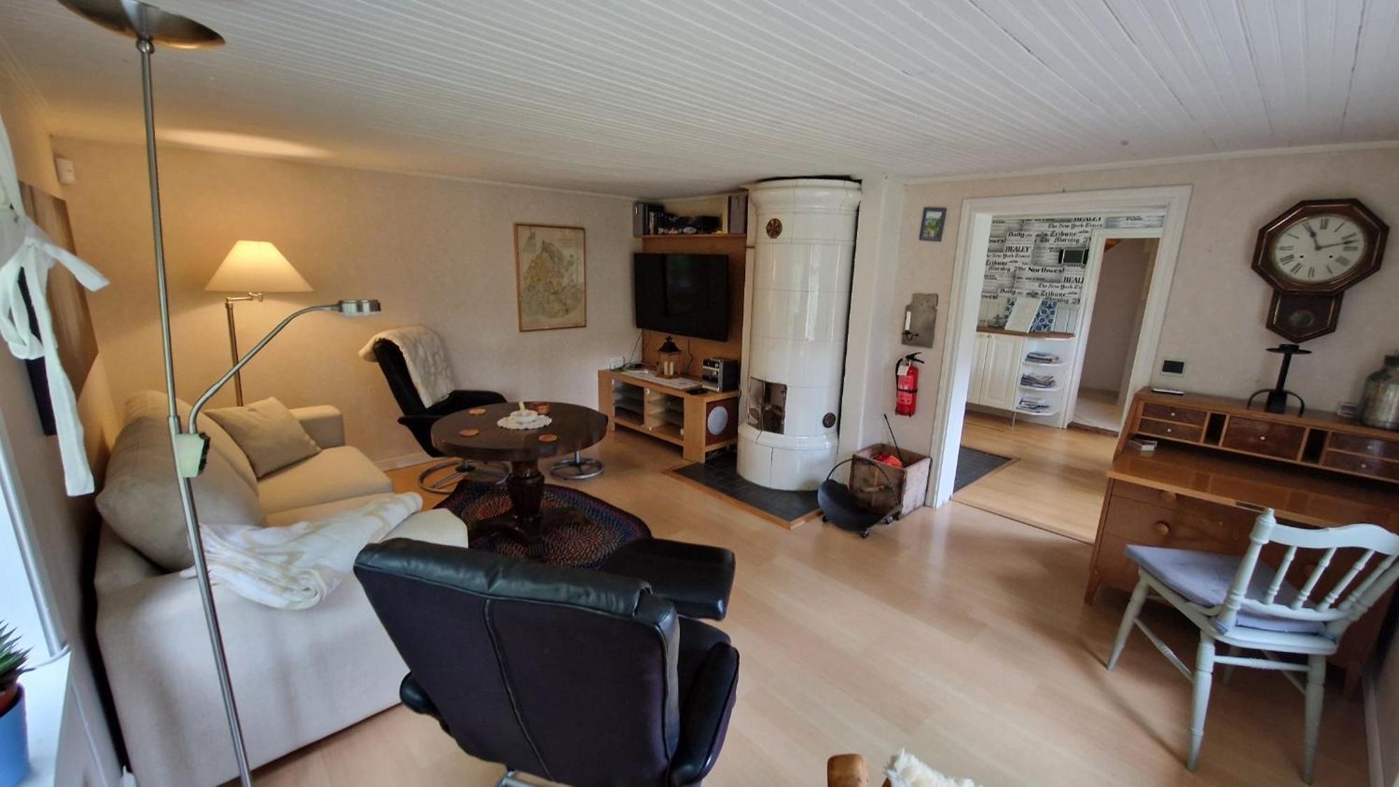 Lidsbergs Torp I Oelme Fran Ar 1910 Ett Eget Mysigt Torp Med Kakelugn, Lagt I Tak, Sovrum Med Dubbelsaeng Och 2 Enkelsaengar Pa Loft Med Snedtak Baeddsoffa I V-rum Traedgard Med Gasgrill Kristinehamn